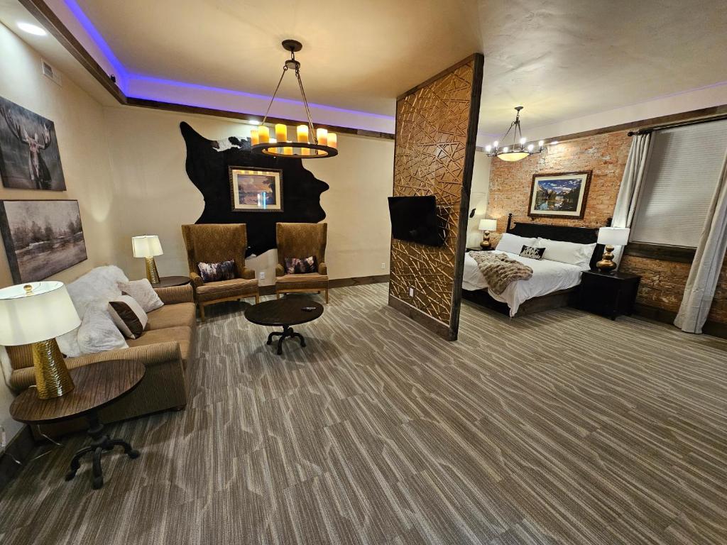 迈尔斯城Eaglescape Suites and Event Center的带沙发和床的大型客厅
