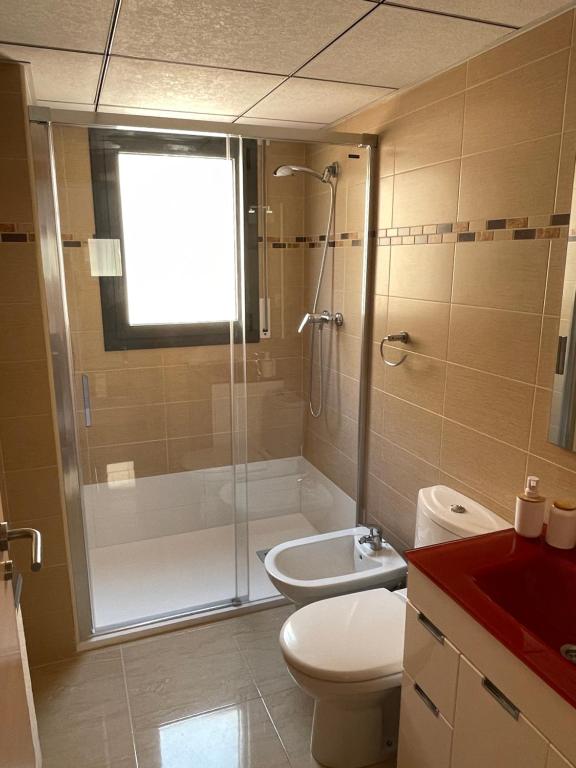 迈阿密普拉特亚Evasion的带淋浴、卫生间和盥洗盆的浴室