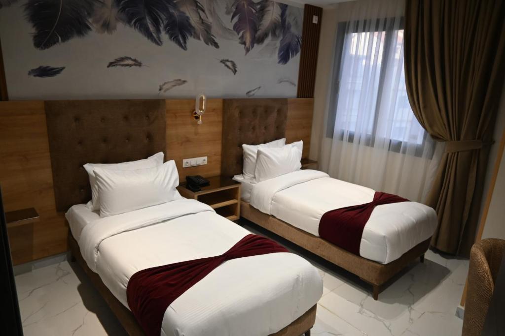Ouled MoussaMotel Abdelhamid的酒店客房设有两张床和窗户。