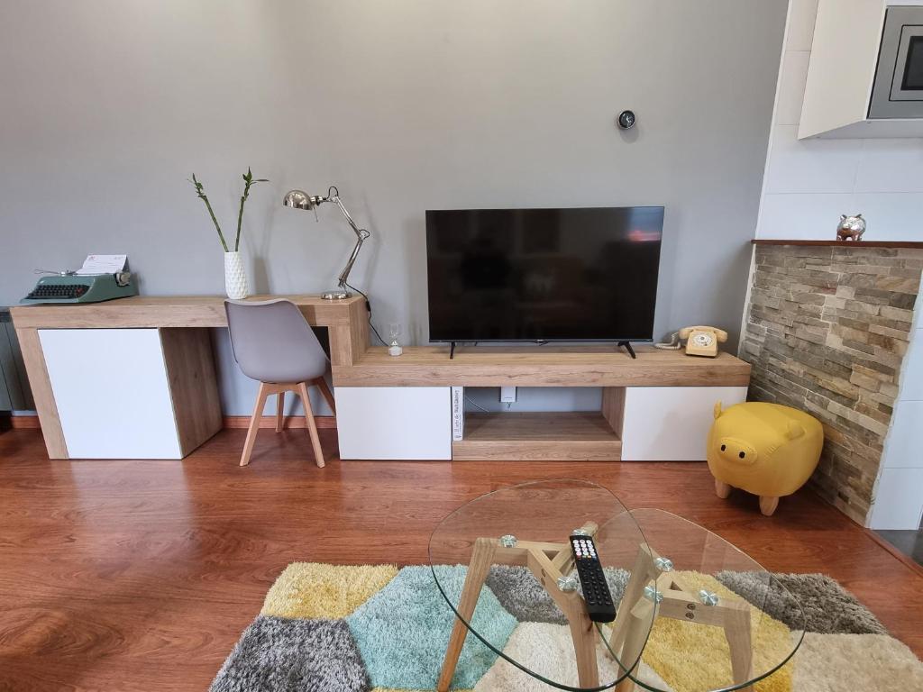 VillabáñezRomántico apartamento con terraza y piscina的客厅配有木桌上的电视