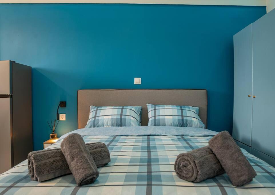 科扎尼Frida's Home for 2 in Kozani的蓝色卧室,配有蓝色墙壁的床
