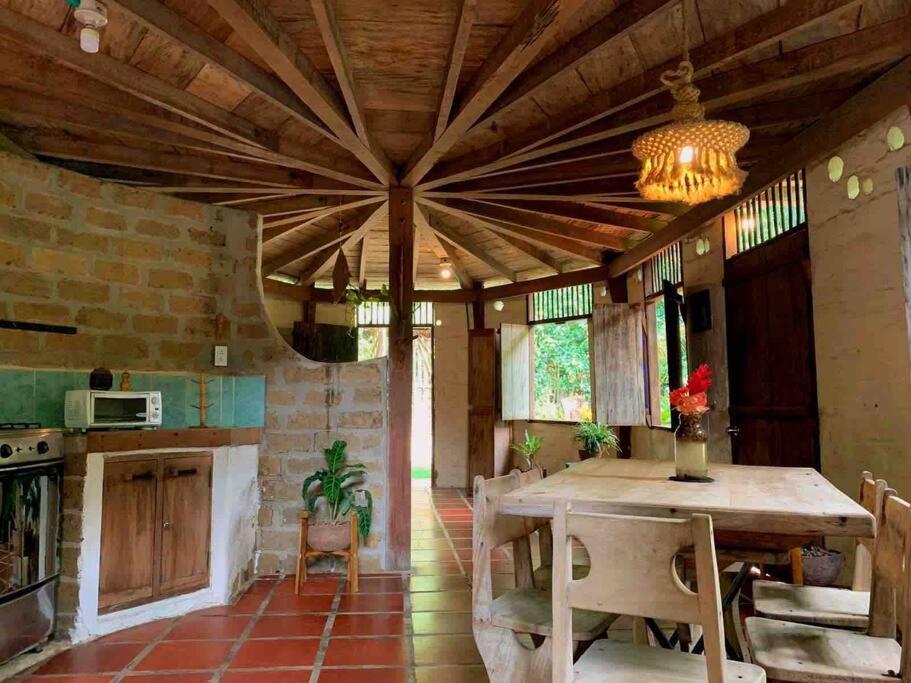 帕洛米诺Casa Komerio的厨房设有木制天花板和桌子。