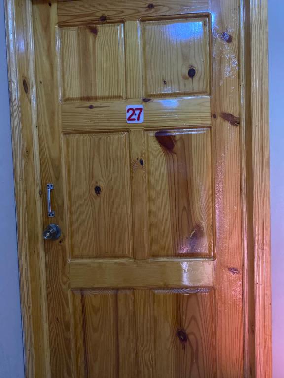 海地角Clientèle Hotel的木门,上面有号码