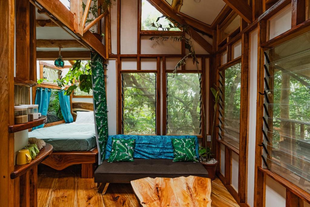MakaungaTukulolo Treehouses的树屋中带床和窗户的房间