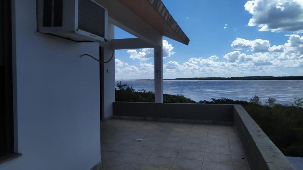 乌鲁瓜亚纳Bela Vista Aparts的从房子的门廊上可欣赏到水景