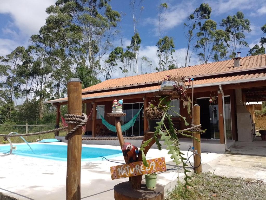 皮萨拉斯Casa Sítio Campo e Mar Balneário Picarras的一座房子前面设有游泳池
