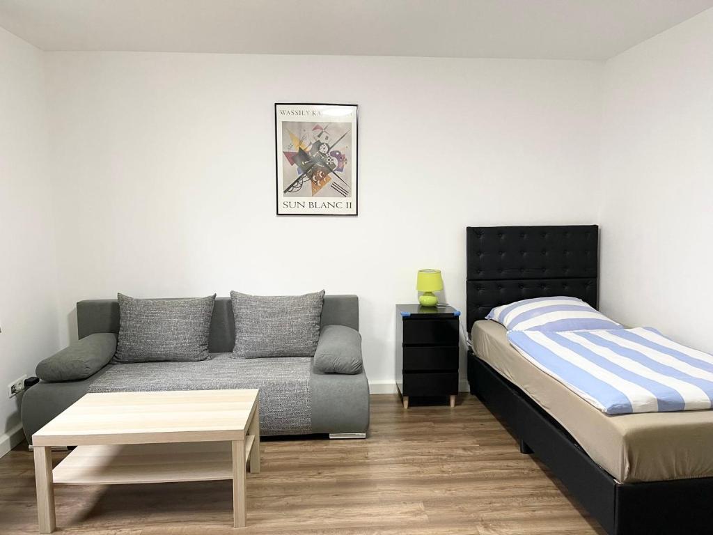 杜伊斯堡Easy to Düsseldorf Messe, 2-bedroom Apartment with kitchen and garden的客厅配有床和沙发