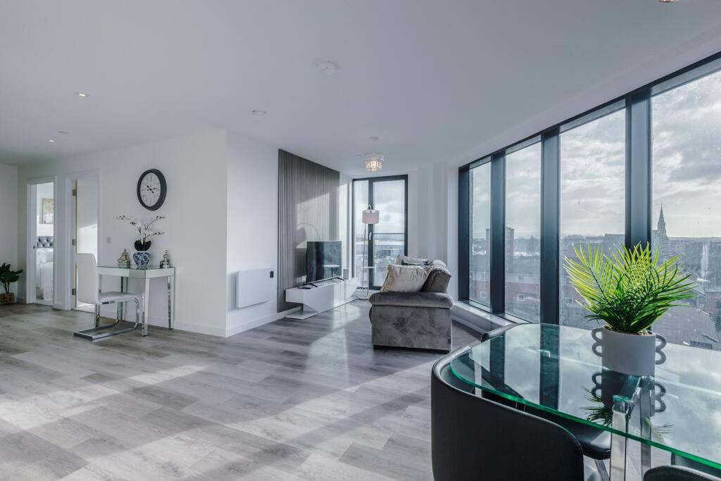 普雷斯顿Stunning 2-Bed Premium Apartment - Free WI-FI的客厅设有玻璃桌和窗户。