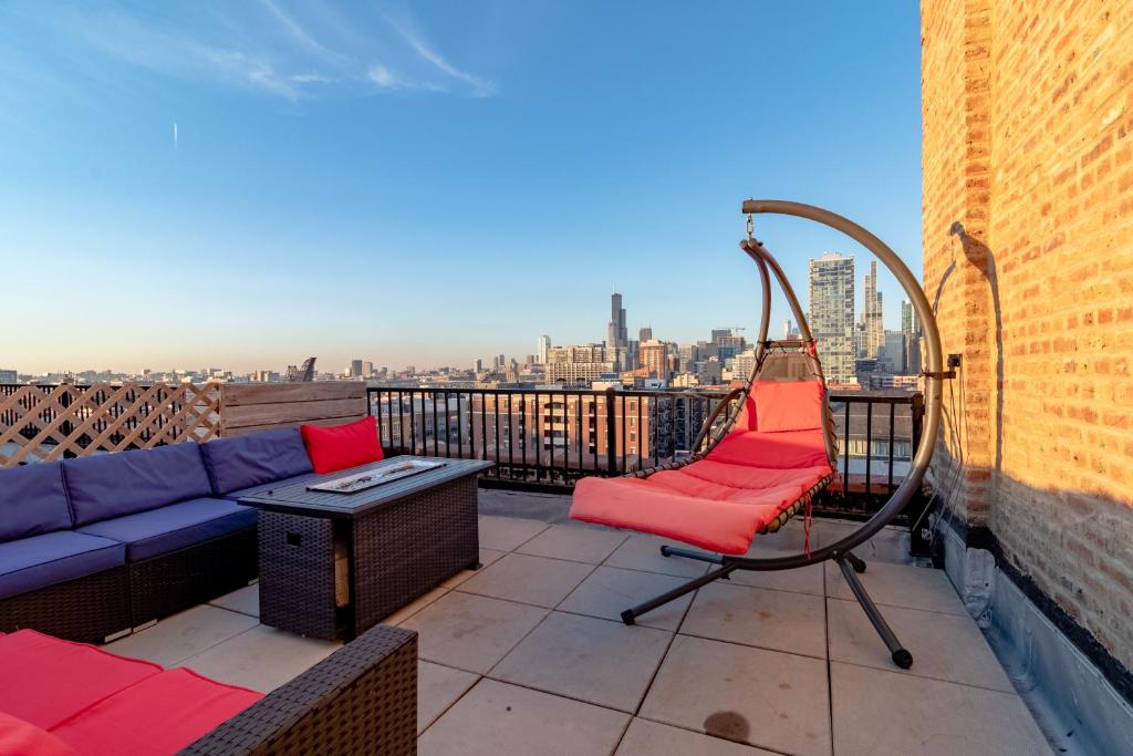 芝加哥McCormick place luxury Penthouse Duplex with personal rooftop with optional parking for 8 guests的市景阳台配有沙发和椅子