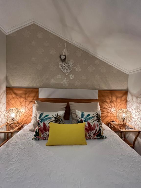 里韦拉布拉瓦Tropical House的一间卧室配有一张黄色枕头的床