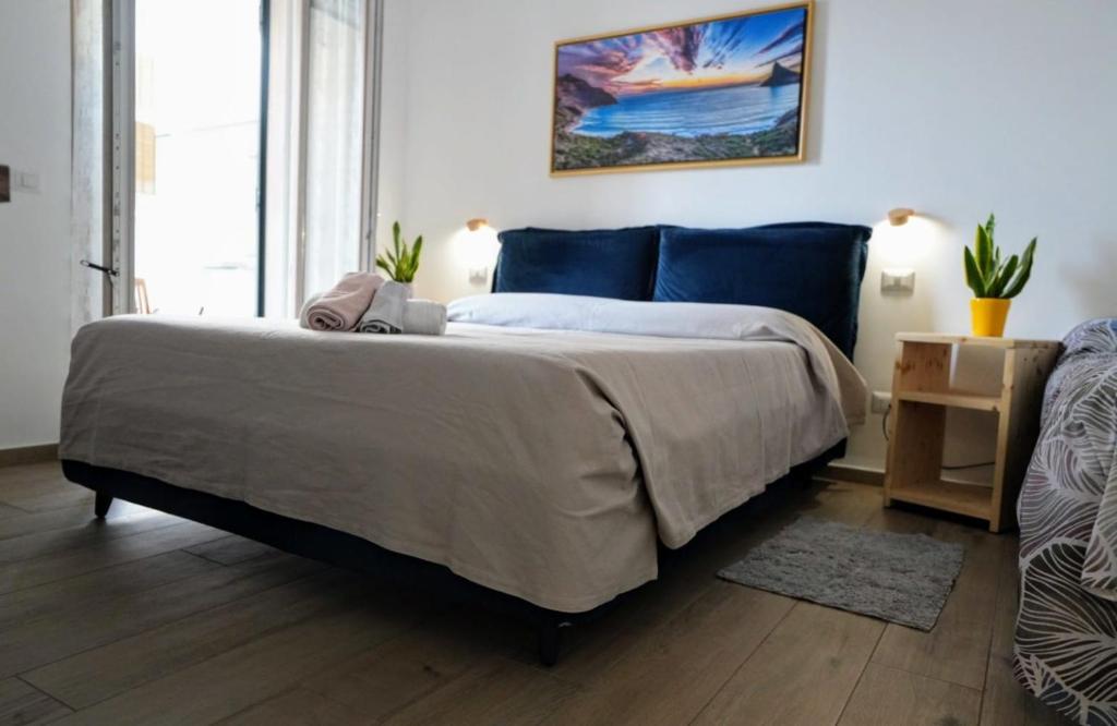 马里诺Il Giardino di Limoni的一间卧室配有一张带蓝色床单的大床
