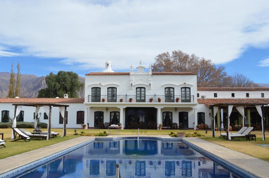 卡法亚特帕提奥卡法亚特酒店的享有带游泳池的白色房屋的外部景色