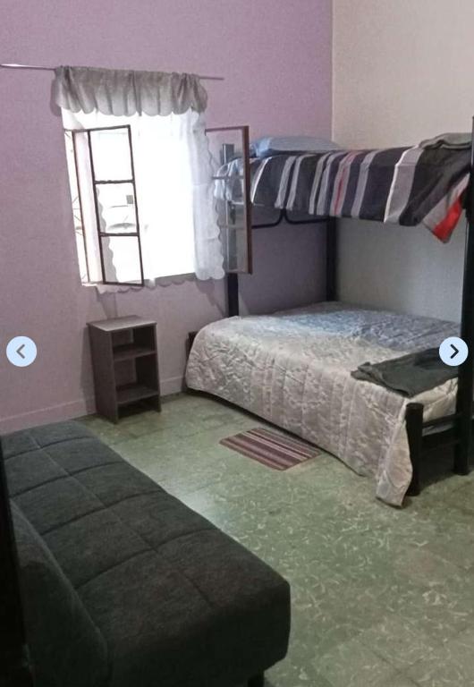 奥里萨巴Casa Copala Habitación para #4的一间卧室配有双层床和窗户。