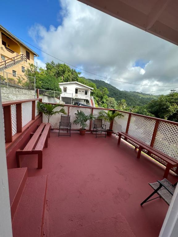 格罗斯岛Homely environment ideal for a home away from home的阳台设有长椅,享有房屋美景。