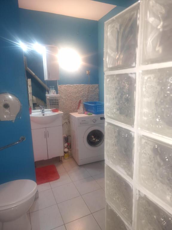 圣克洛德LE RÊVE EN COULEURS的一间在房间内用透明塑料墙的浴室