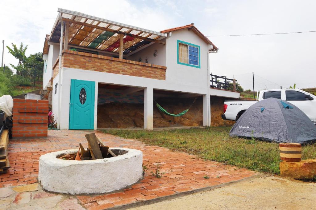 布卡拉曼加Villa Bonita的砖院里一扇蓝色门的小房子