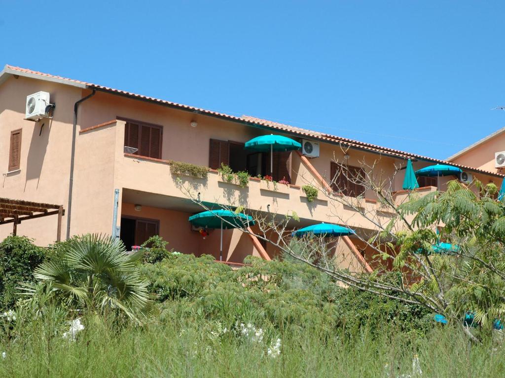 里奥内莱尔巴Rio D'Elba的前面有蓝色伞的建筑