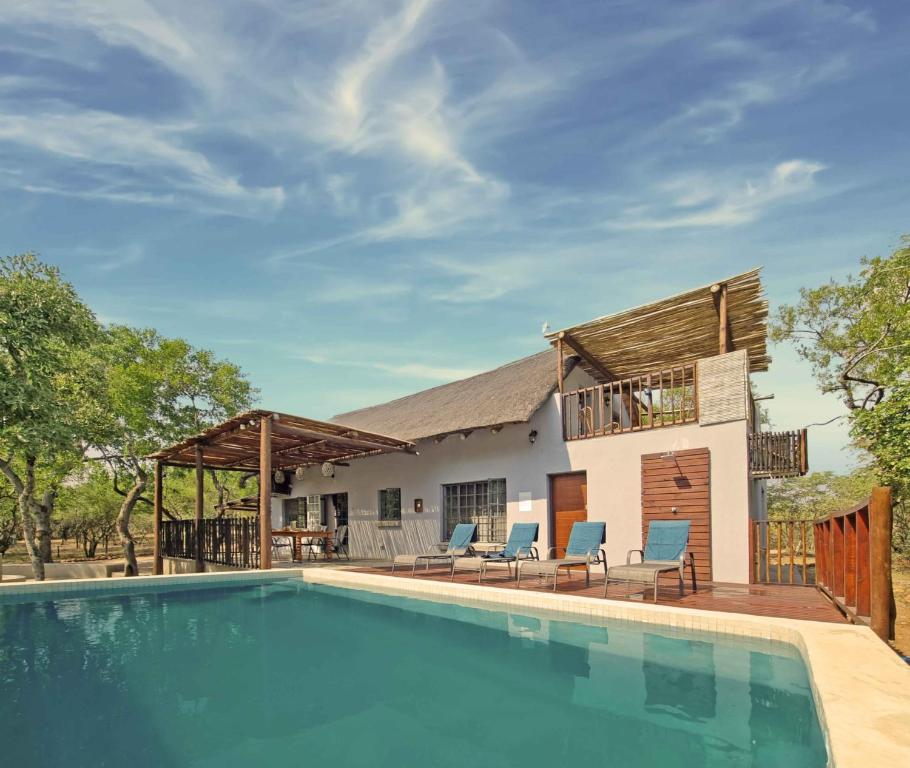 玛洛斯帕克Greater Kruger View - Luxury Bush Villa的一座带游泳池和房子的度假屋