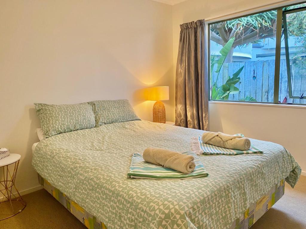 帕帕莫阿Sanddune Delight的一间卧室配有一张带两个枕头的床