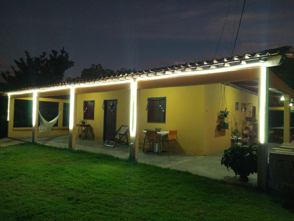 博尼托Chalé Santa Rita的夜晚,房子的一侧有灯