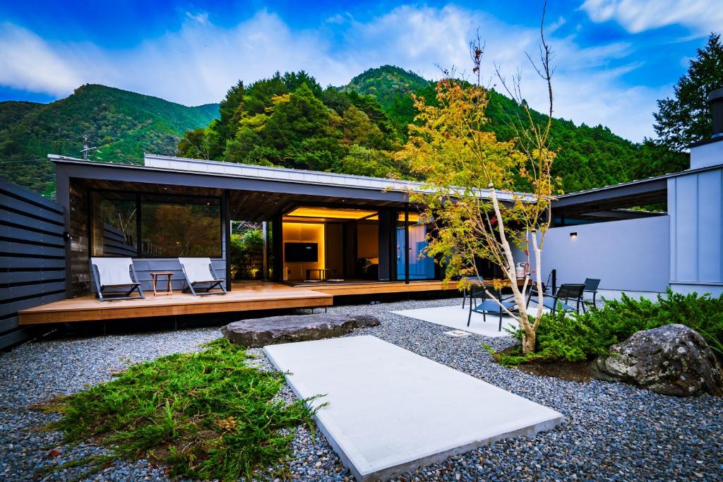 静冈UMEGASHIMA　DRIVEｰIN　＆　SAUNA　VILLA的现代的山间别墅