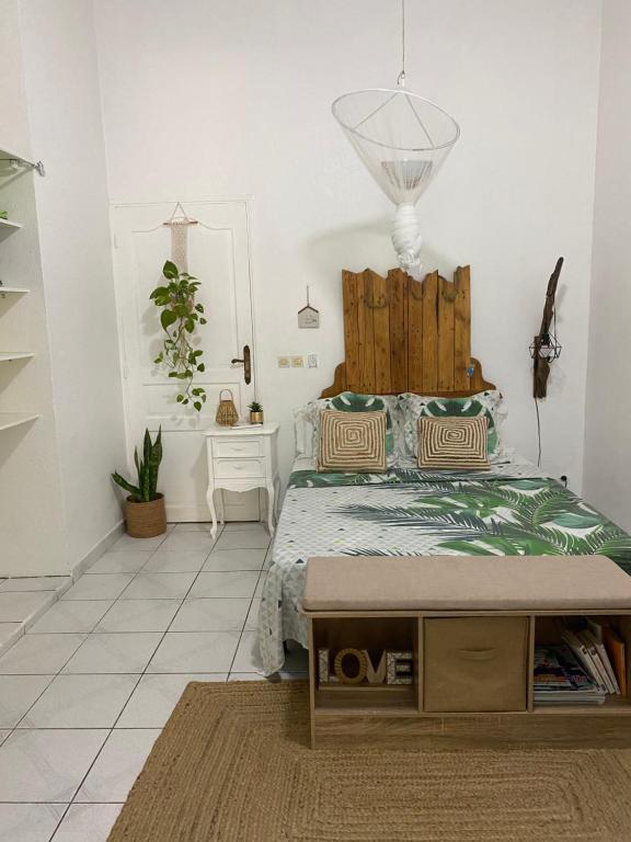 波尔兰特Le Biabiany的一间卧室配有一张带木制床头板的床