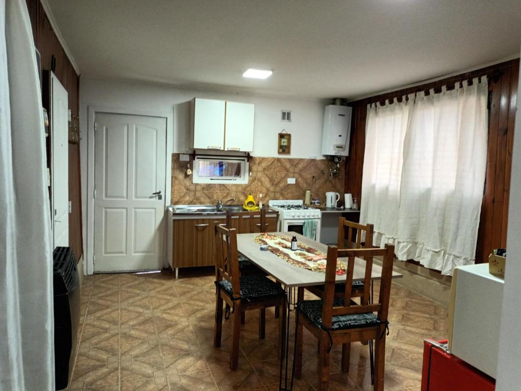 乌斯怀亚DeMiLo casa a una cuadra del centro de Ushuaia的一间厨房,里面配有桌椅