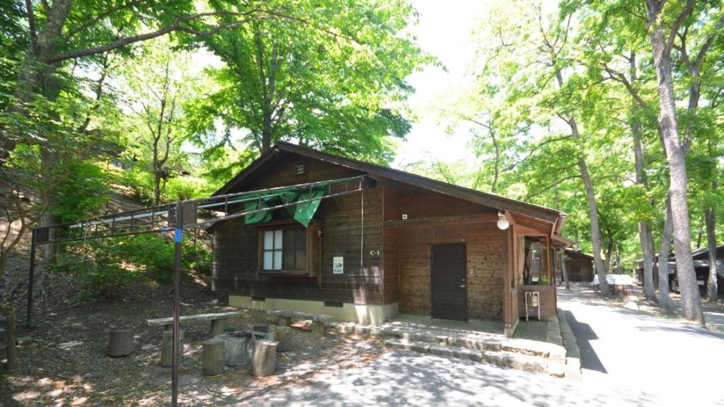 YumotoTabino Camping Base Akiu Tree House - Vacation STAY 23966v的森林中间的小房子