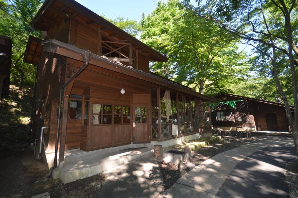 YumotoTabino Camping Base Akiu Tree House - Vacation STAY 23969v的树林里的木小屋