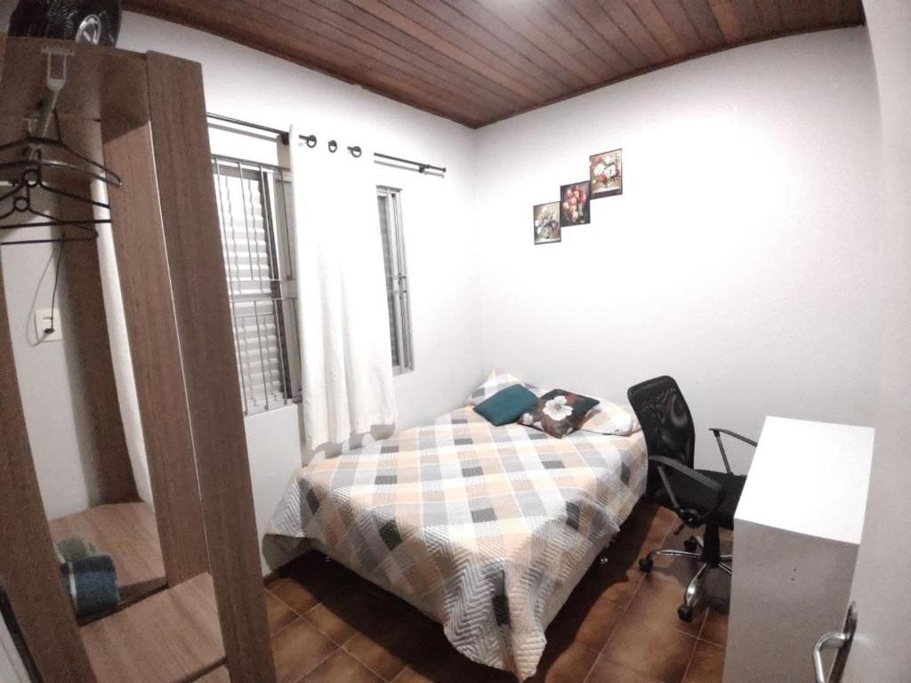 弗洛里亚诺波利斯ReGaGe的一间卧室配有一张床和一张书桌