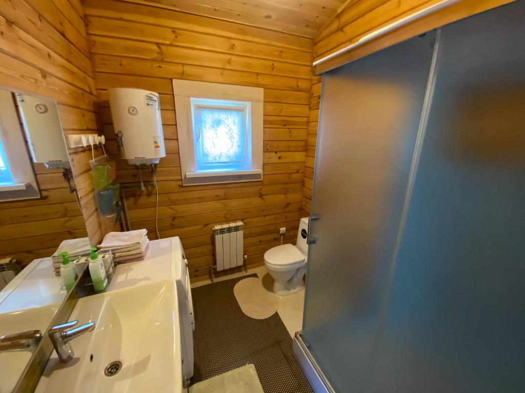 阿拉木图Милая квартира премиум класса的浴室配有卫生间、盥洗盆和淋浴。