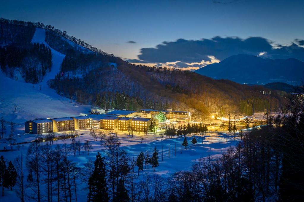 信浓七巧板酒店的山中在雪中过夜的酒店
