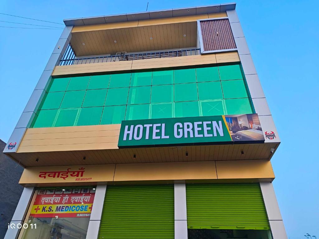 JīndOYO HOTEL GREEN的建筑上标有酒店绿地标志