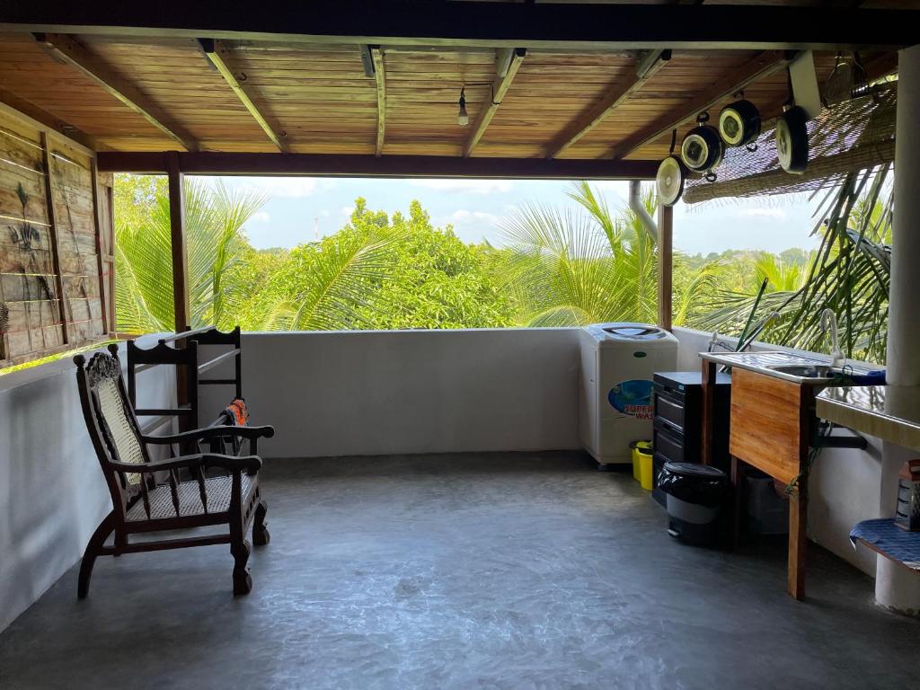坦加拉Dinuri villa的客厅配有椅子和窗户