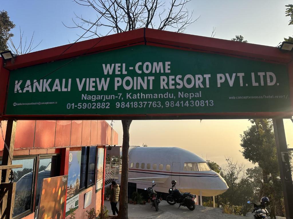 加德满都Kankali Viewpoint Resort Pvt Ltd的后台有飞机的公共汽车站标志