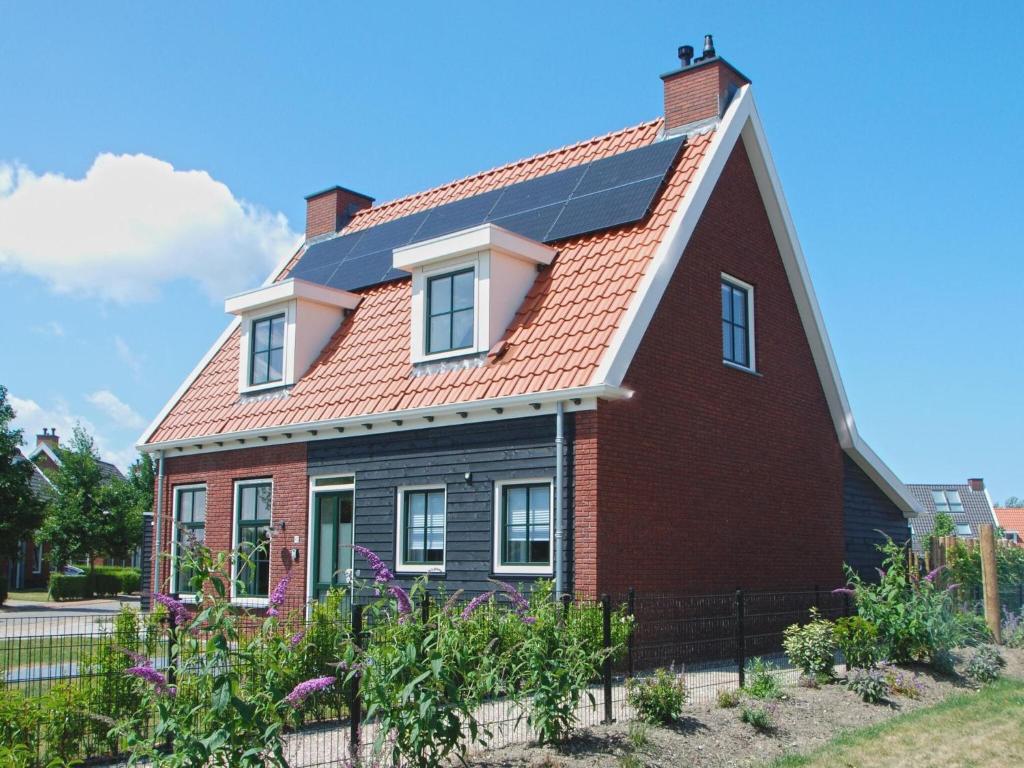 科莱恩斯普拉特Detached family friendly villa in the Oosterschelde National Park的屋顶上设有太阳能电池板的房子