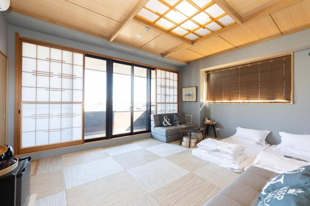 东京Light Hotel - Vacation STAY 17340v的带沙发和大窗户的客厅