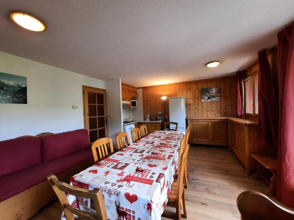 里蒙纽耶Résidence Courmayeur - Pièces 774的客厅配有长桌和沙发
