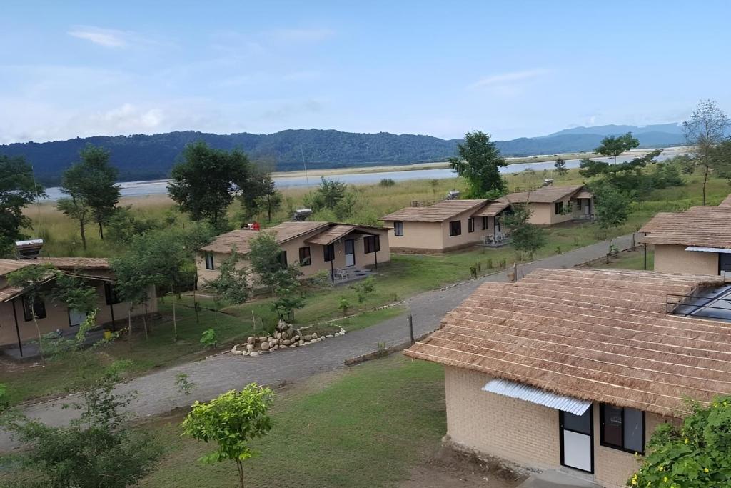 BharatpurNana Jungle Resort的享有村庄的空中景色,设有房屋和道路