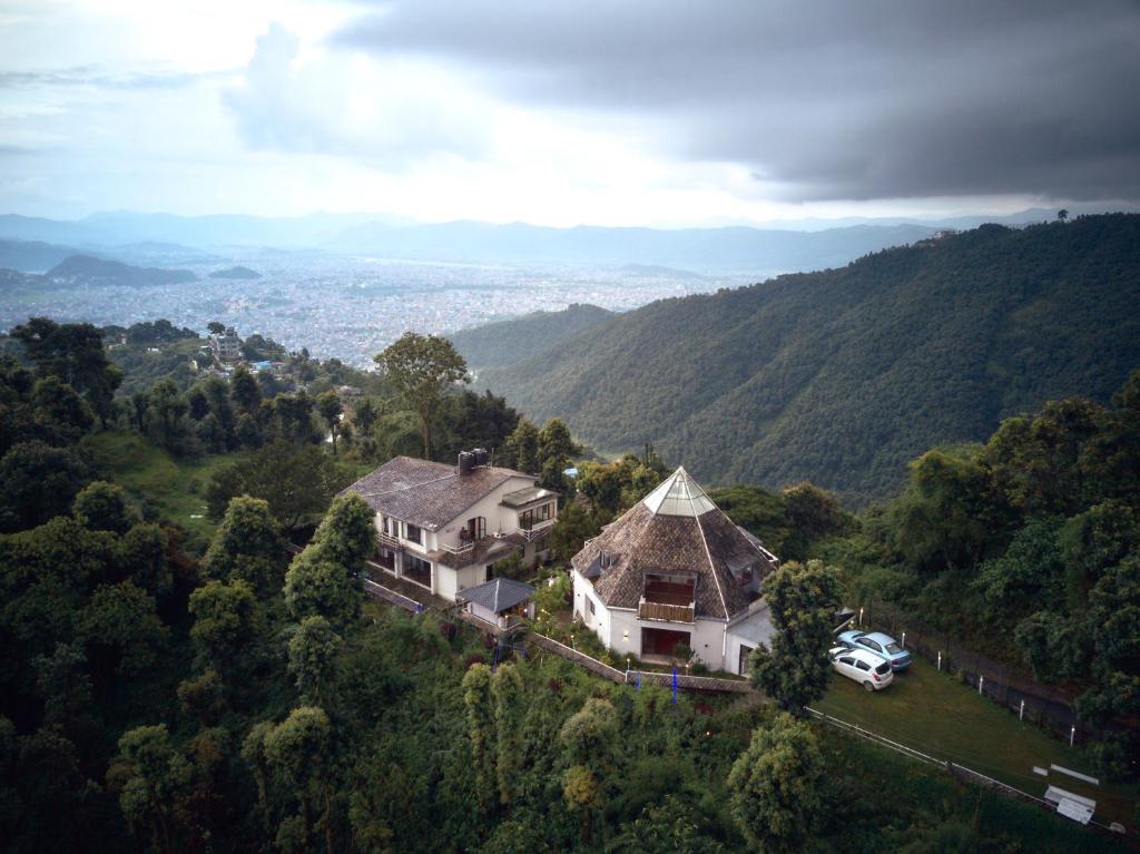 博卡拉Brookside Villa Pokhara的享有山景的房屋的空中景致