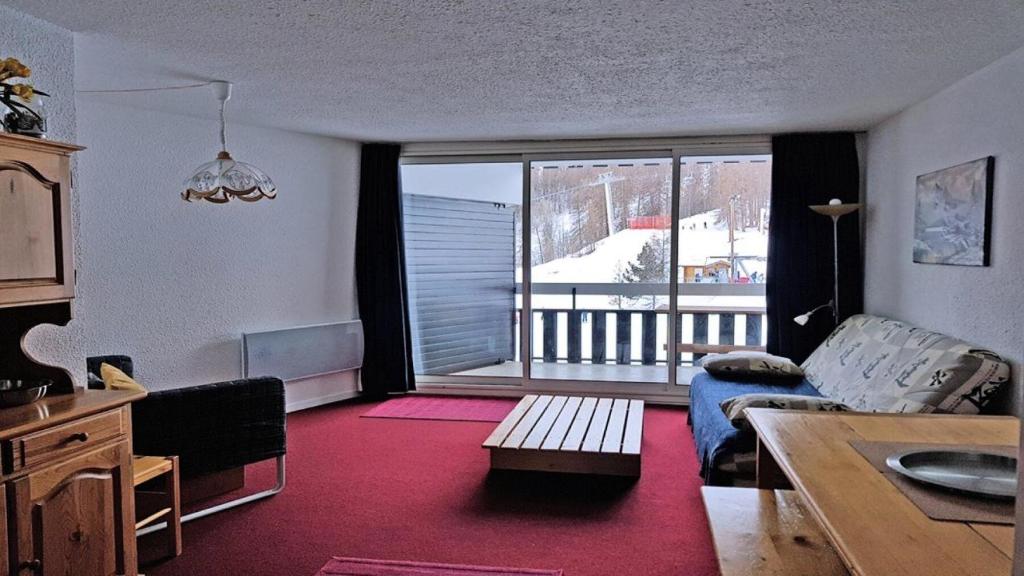 Les PrésRésidence Cortina 2 - Appartements pour 6 Personnes 884的带沙发和大窗户的客厅