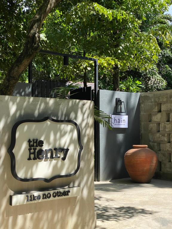 长滩岛The Henry Resort Boracay的图书馆的标志,在围栏旁边有一个花瓶