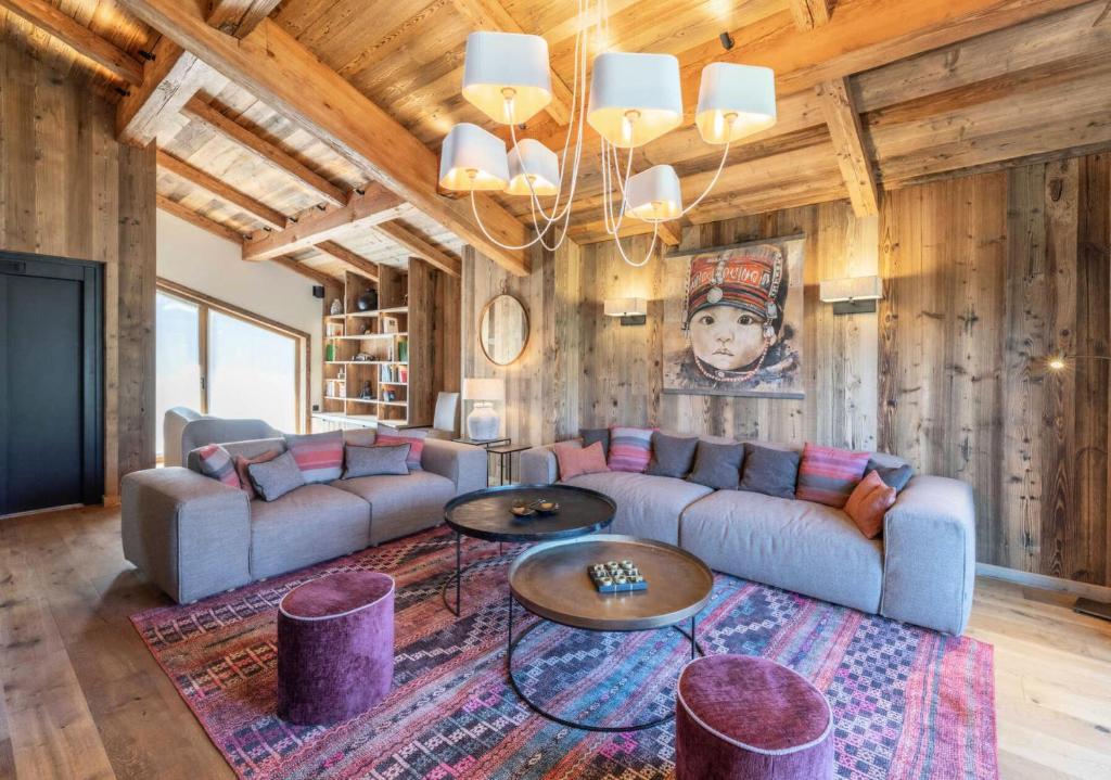 le PrazRésidence Bois Du Fontanil - Chalets pour 12 Personnes 474的客厅配有沙发和桌子