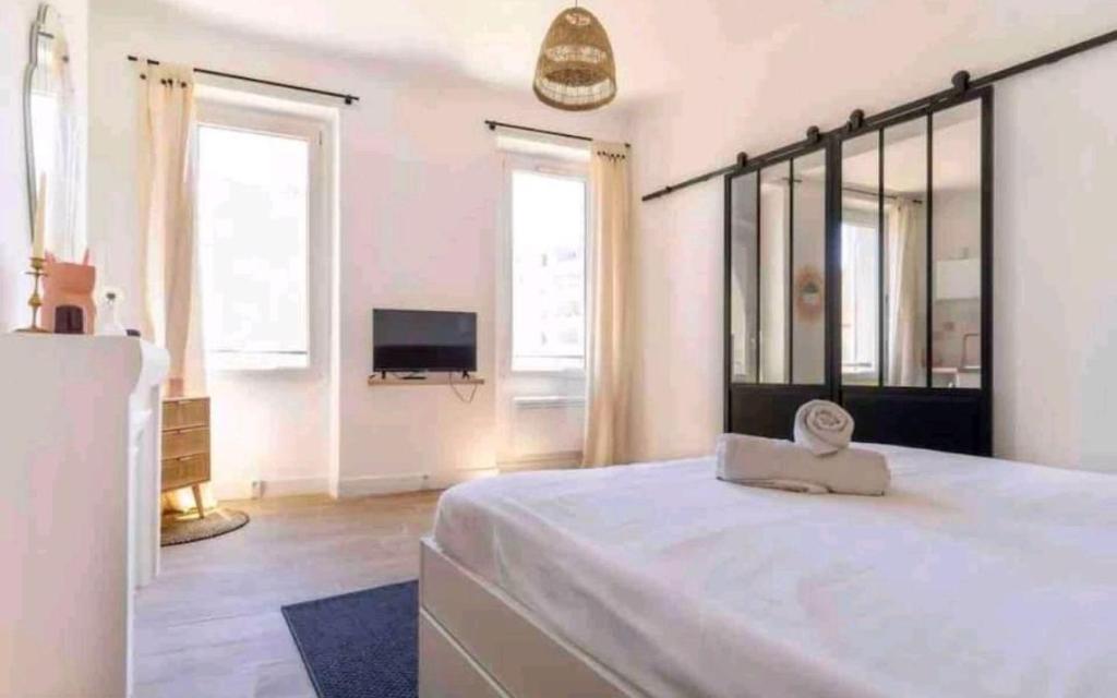 马赛Minimalistic style of Baille by Weekome的卧室配有一张带镜子的白色大床