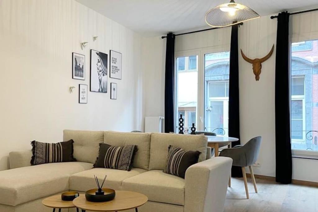 那慕尔Suite 26-Appartement au coeur de Namur的客厅配有沙发和桌子