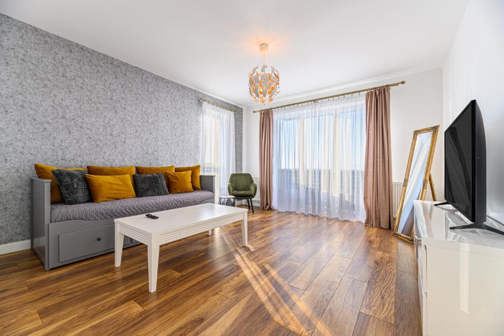 布拉索夫KOA - Sunlight Apartment的客厅配有沙发和桌子