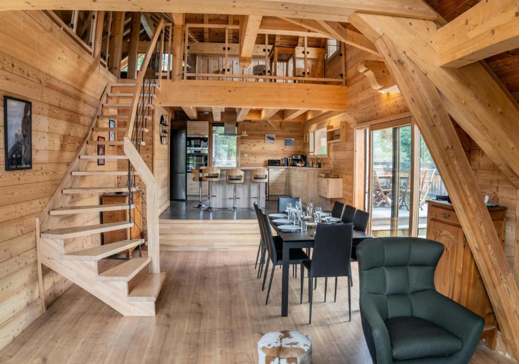 Le MélézetRésidence Pramouton - Chalets pour 9 Personnes 591的小木屋内设有一间用餐室和一间带楼梯的厨房