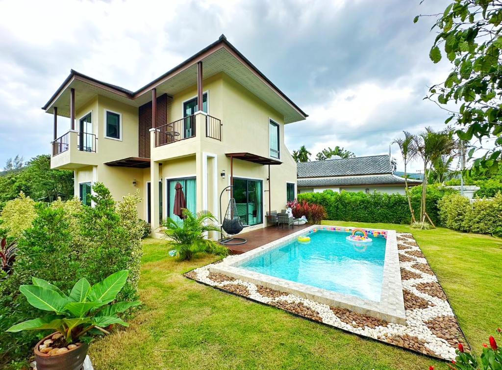 班奥南矛Krabi Aonang & Alpha villa的庭院中带游泳池的房子