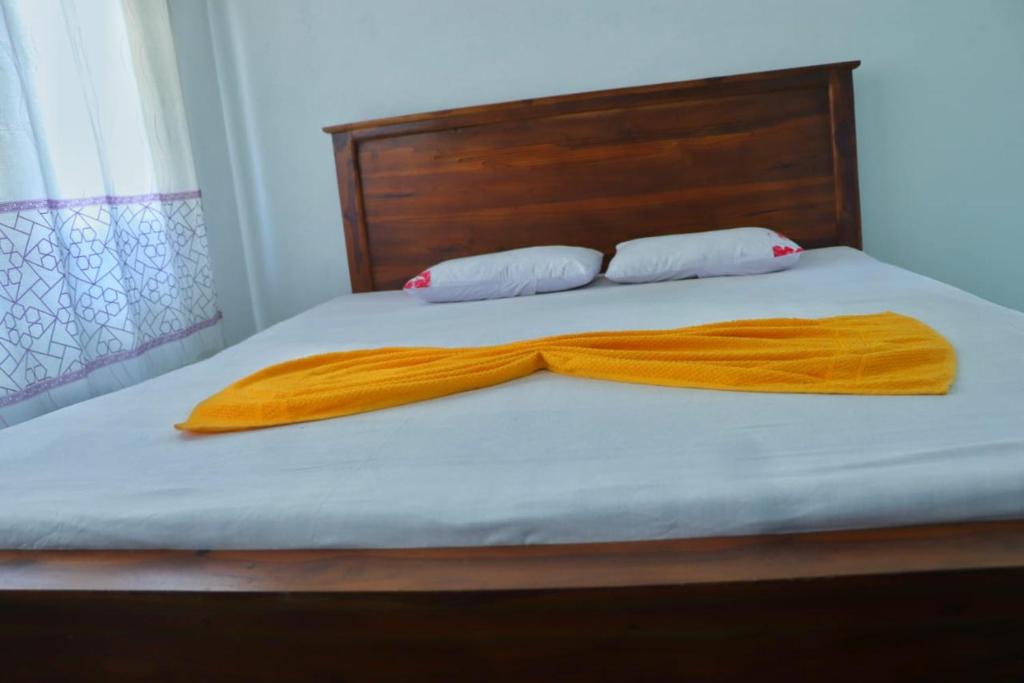 康提Warmy Treat Hotel的一张带毯子的床和两个枕头