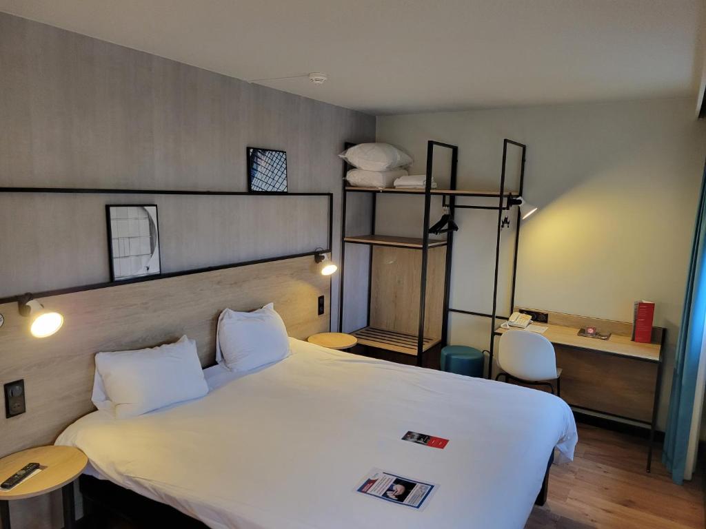 沙托鲁沙托鲁宜必思酒店的卧室配有一张白色大床和一张书桌